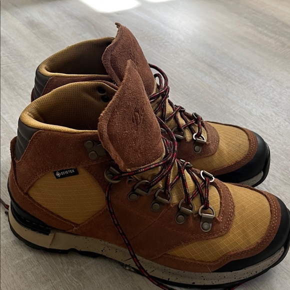 Barely worn Danner Mens 7 fits womens 8 - Picture 1 of 4